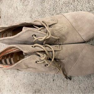 Toms wedge bootie, great condition